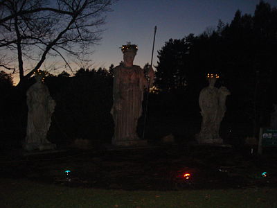 2011 Elm Bank Statues lit